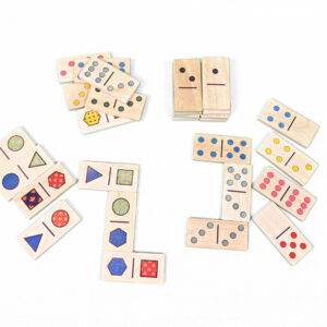 Suurte klotsidega puidust Domino Duo numbritäpid ja mustrid.