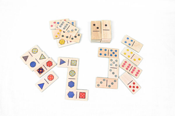 Suurte klotsidega puidust Domino Duo numbritäpid ja mustrid.